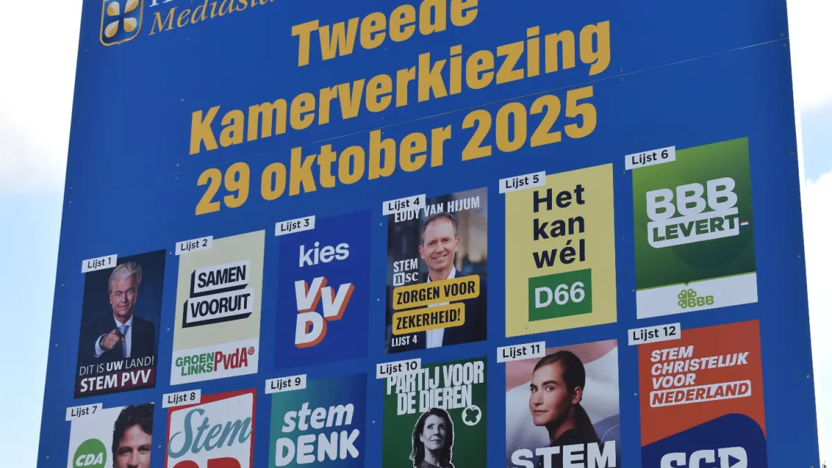 Een afbeelding van een bord met alle posters van verschillende Nederlandse politieke partijen voor de tweede kamerverkiezing van 29 oktober 2025 Een afbeelding van een bord met alle posters van verschillende Nederlandse politieke partijen voor de tweede kamerverkiezing van 29 oktober 2025