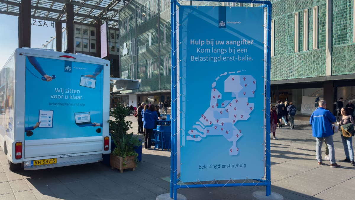 Een afbeelding van een campagne van de Belastingdienst over hulp bij de aangifte Een afbeelding van een campagne van de Belastingdienst over hulp bij de aangifte