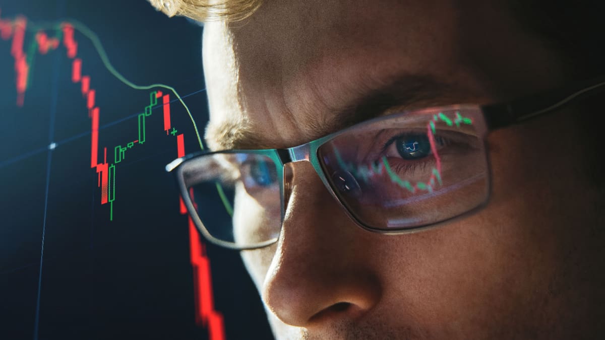 Een afbeelding van een crypto handelaar die naar een zeer volatiele koers van de prijs van een munt aan het kijken is