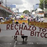 Een afbeelding van een protest in El Salvador tegen het gebruik van bitcoin Een afbeelding van een protest in El Salvador tegen het gebruik van bitcoin
