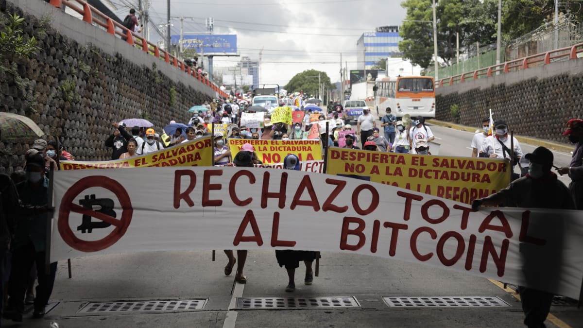 Een afbeelding van een protest in El Salvador tegen het gebruik van bitcoin Een afbeelding van een protest in El Salvador tegen het gebruik van bitcoin
