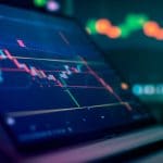 Een afbeelding van een scherm van een handelaar waarbij een crypto koers keihard daalt