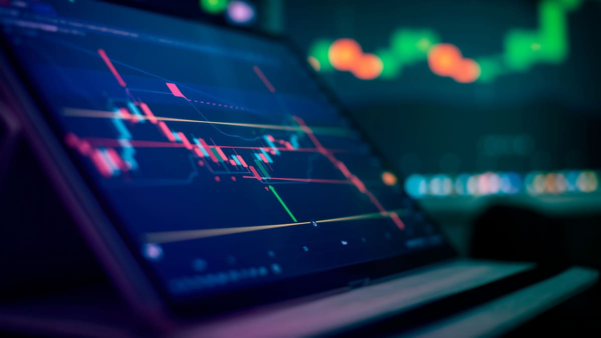 Een afbeelding van een scherm van een handelaar waarbij een crypto koers keihard daalt