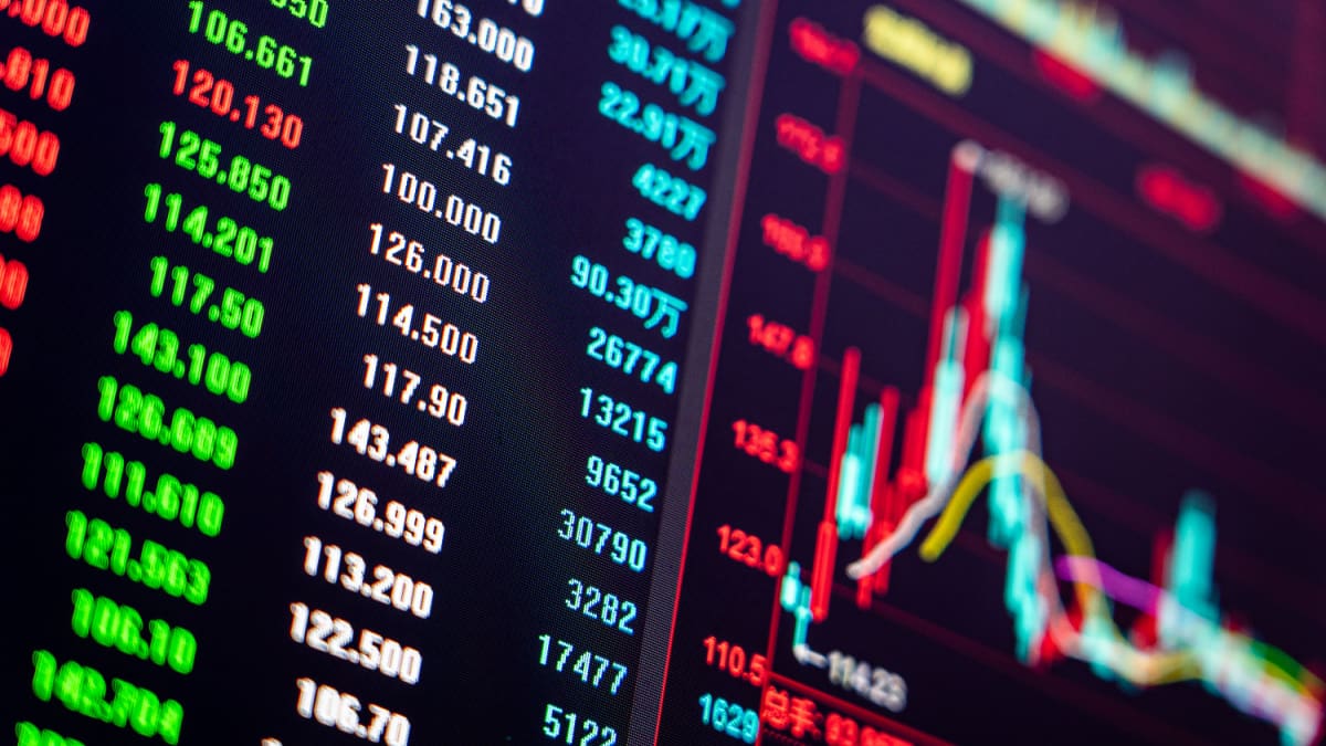 Een afbeelding van een stijgende crypto koers met een grafiek en marktdata