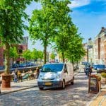 Een afbeelding van een straat in Groningen langs de grachten van de stad