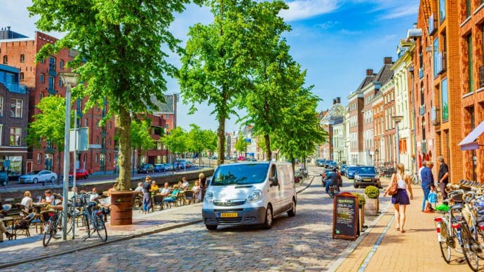 Een afbeelding van een straat in Groningen langs de grachten van de stad