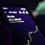 Een afbeelding van een zeer hoge bitcoin (BTC) koers op een mobiele telefoon