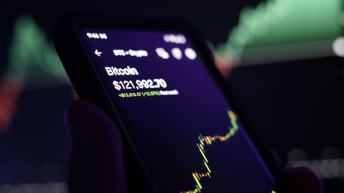 Een afbeelding van een zeer hoge bitcoin (BTC) koers op een mobiele telefoon