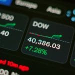Een afbeelding van financiële data van aandelen, waaronder de grootste indexen ter wereld zoals de SnP500 en de DOW Jones Een afbeelding van financiële data van aandelen, waaronder de grootste indexen ter wereld zoals de SnP500 en de DOW Jones