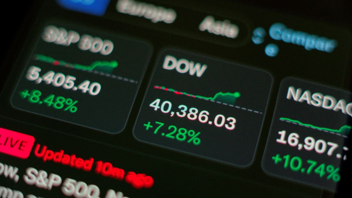 Een afbeelding van financiële data van aandelen, waaronder de grootste indexen ter wereld zoals de SnP500 en de DOW Jones Een afbeelding van financiële data van aandelen, waaronder de grootste indexen ter wereld zoals de SnP500 en de DOW Jones