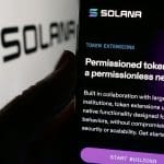 Een afbeelding van het Solana netwerk met op de achtergrond het logo van Solana en de munt SOL