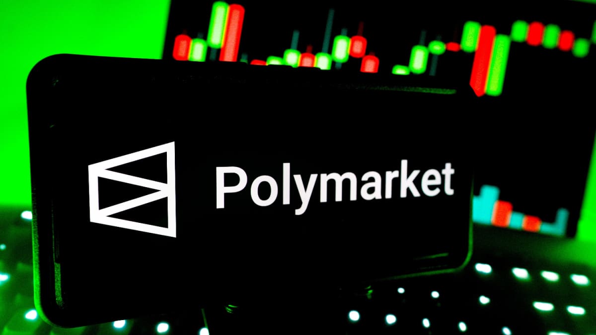 Een afbeelding van het crypto wedplatform Polymarket met een grafiek van een koers op de achtergrond