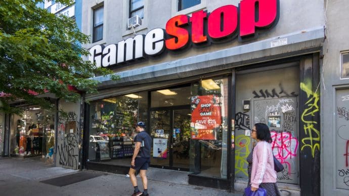 Een afbeelding van het gamingketen GameStop, waarvan het aandeel door een groep investeerders plotseling gigantisch omhoog werd gedrukt Een afbeelding van het gamingketen GameStop, waarvan het aandeel door een groep investeerders plotseling gigantisch omhoog werd gedrukt