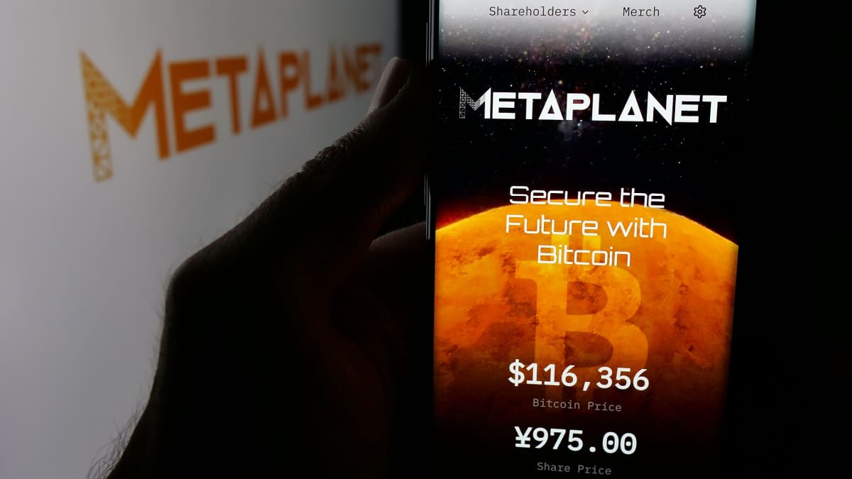 Een afbeelding van het logo van bitcoin bedrijf Metaplanet met daarbij de bitcoin koers en de waarde van het aandeel van MetaPlanet