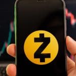 Een afbeelding van het logo van cryptomunt Zcash met op de achtergrond een stijgende koers