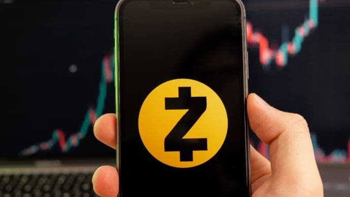 Een afbeelding van het logo van cryptomunt Zcash met op de achtergrond een stijgende koers