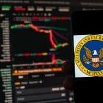 Een afbeelding van het logo van de Amerikaanse financiële waakhond, de SEC, bij een koers die crasht van bitcoin of een andere crypto of aandeel