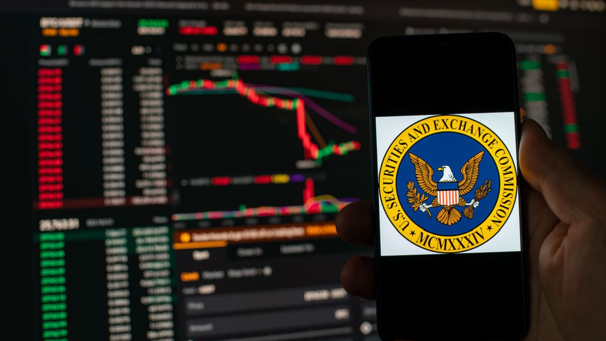 Een afbeelding van het logo van de Amerikaanse financiële waakhond, de SEC, bij een koers die crasht van bitcoin of een andere crypto of aandeel