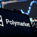 Een afbeelding van het logo van polymarket met op de achtergrond een grafiek