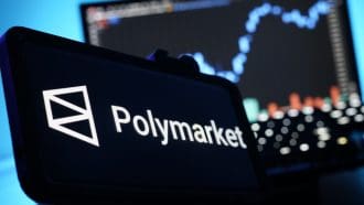Een afbeelding van het logo van polymarket met op de achtergrond een grafiek