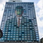 Een afbeelding van ’the son of man’ van rene margritte op een gebouw in brussel Een afbeelding van 'the son of man' van rene margritte op een gebouw in brussel