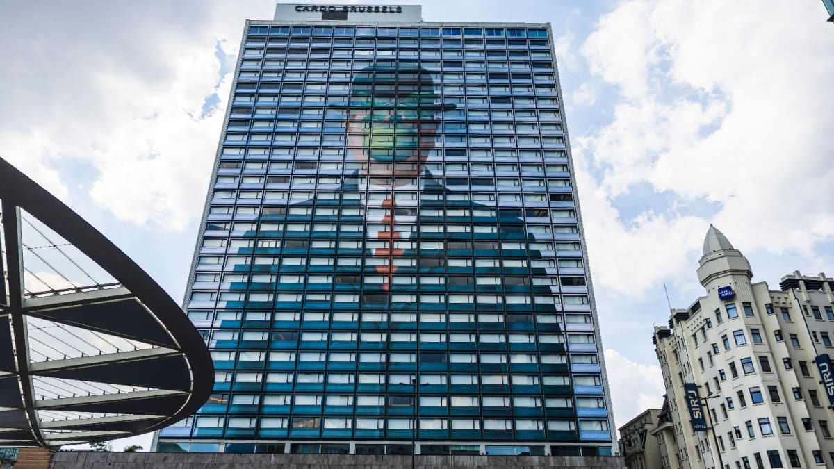 Een afbeelding van ’the son of man’ van rene margritte op een gebouw in brussel Een afbeelding van 'the son of man' van rene margritte op een gebouw in brussel