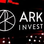 Een afbeelding van vermogensbeheerder Ark invest met op de achtergrond een rode gloed die dalingen, crashes en onrust weergeeft