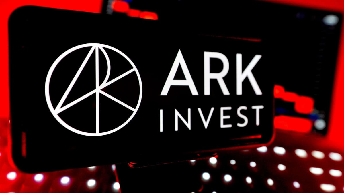 Een afbeelding van vermogensbeheerder Ark invest met op de achtergrond een rode gloed die dalingen, crashes en onrust weergeeft