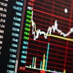 Een grafiek van een koers van een aandeel of crypto met verschillende technische indicatoren en marktdata zoals handelsvolume