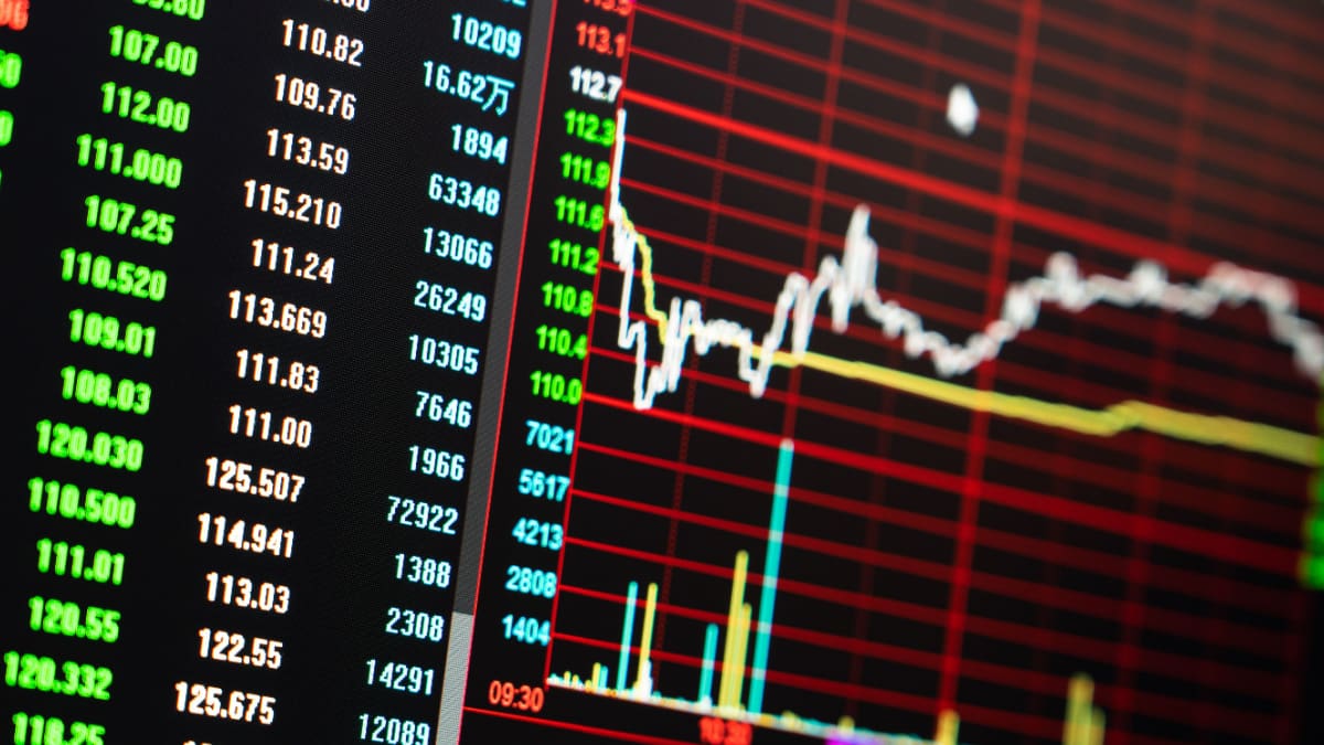 Een grafiek van een koers van een aandeel of crypto met verschillende technische indicatoren en marktdata zoals handelsvolume
