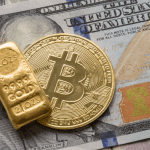 Foto met Bitcoin munt, goudstaaf en een dollar