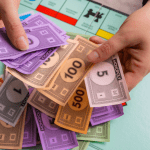 Foto van Monopoly spel en geld