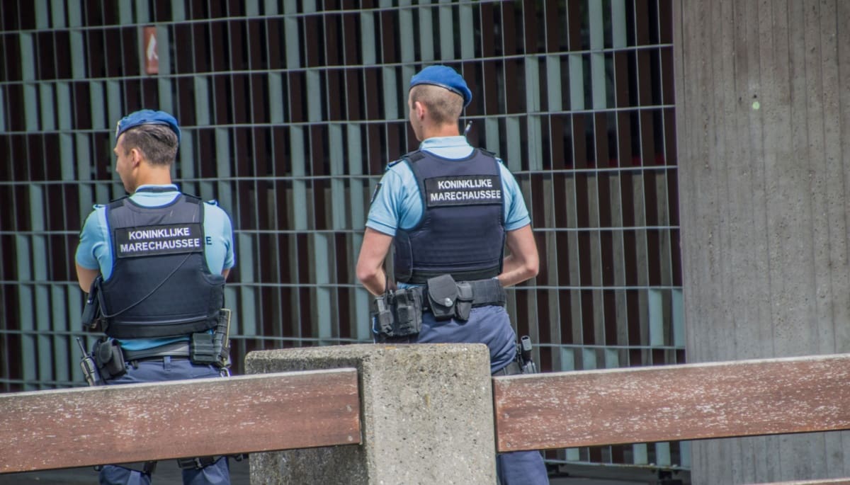 Koninklijke Marechaussee bij DNB-gebouw