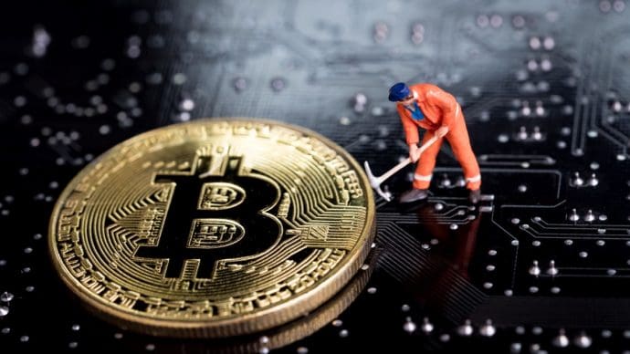 Shutterstock_1022617045 'Bitcoin voldoet niet meer': miners omarmen AI en aandelen exploderen