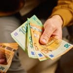Man krijgt 330 keer zijn salaris door fout werkgever – en mag het houden