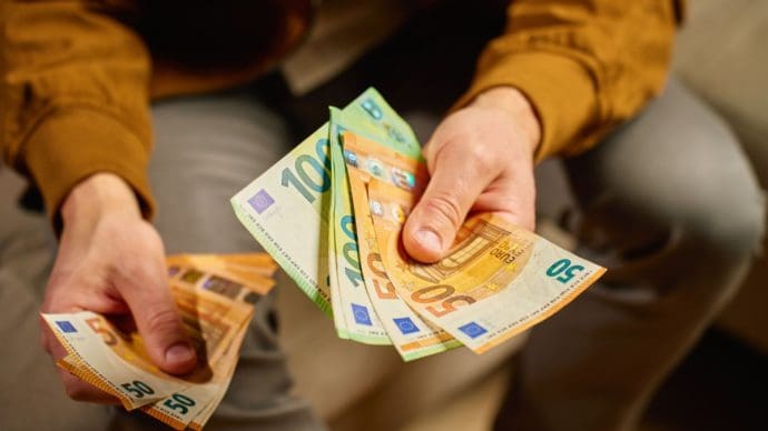 Man krijgt 330 keer zijn salaris door fout werkgever – en mag het houden