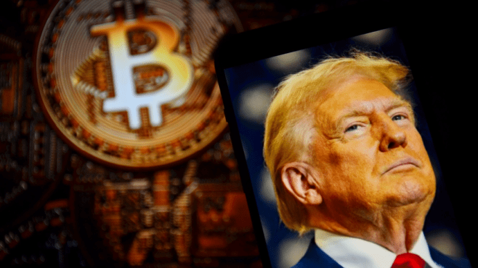 Trump met een bitcoinmunt
