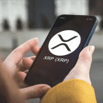 Vrouw met XRP logo op mobiel