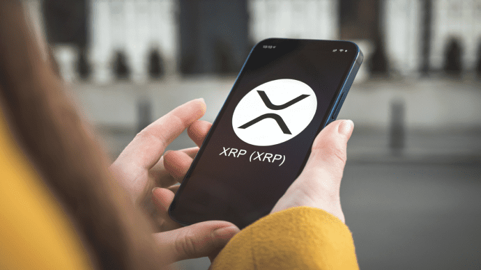 Vrouw met XRP logo op mobiel