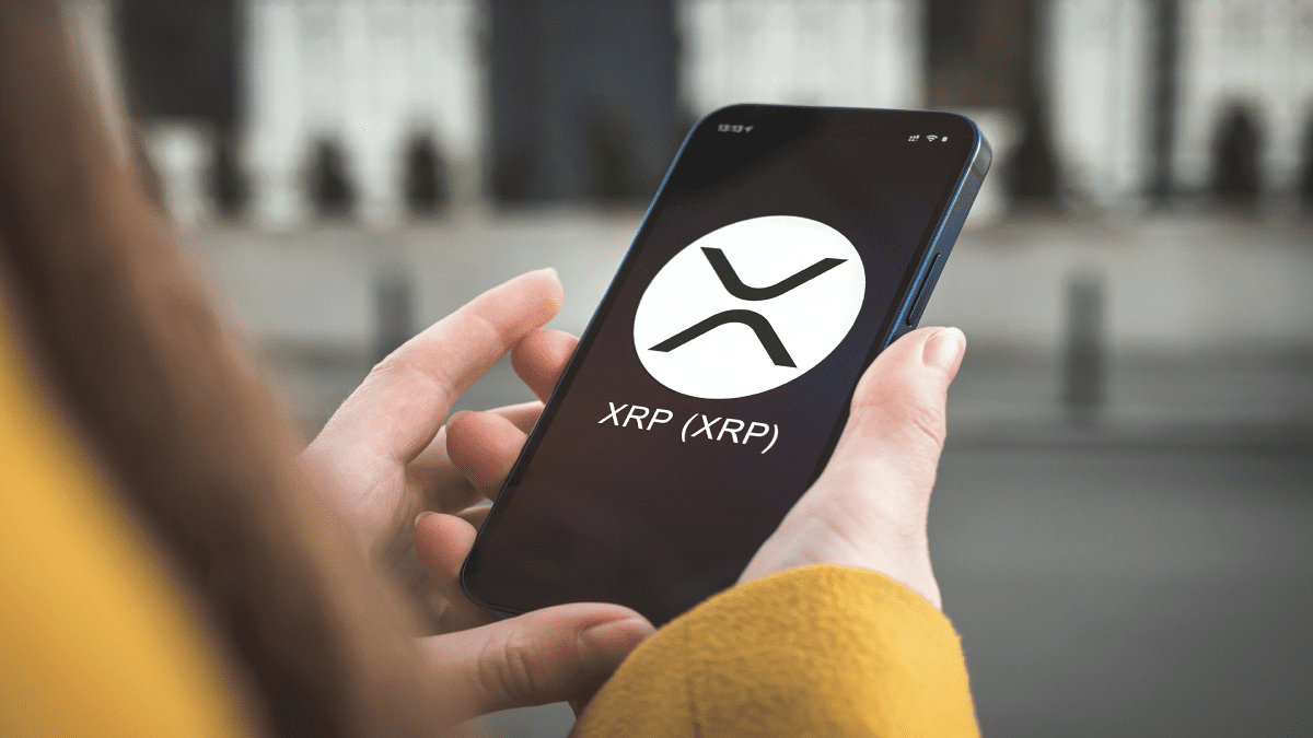 Vrouw met XRP logo op mobiel