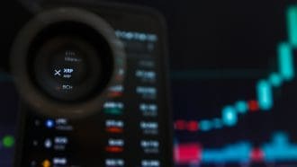 Afbeelding van XRP koers en vergrootglas