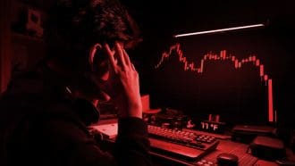 Aandelenmarkt in vrije val, Bitcoin wankelt op cruciaal steunniveau