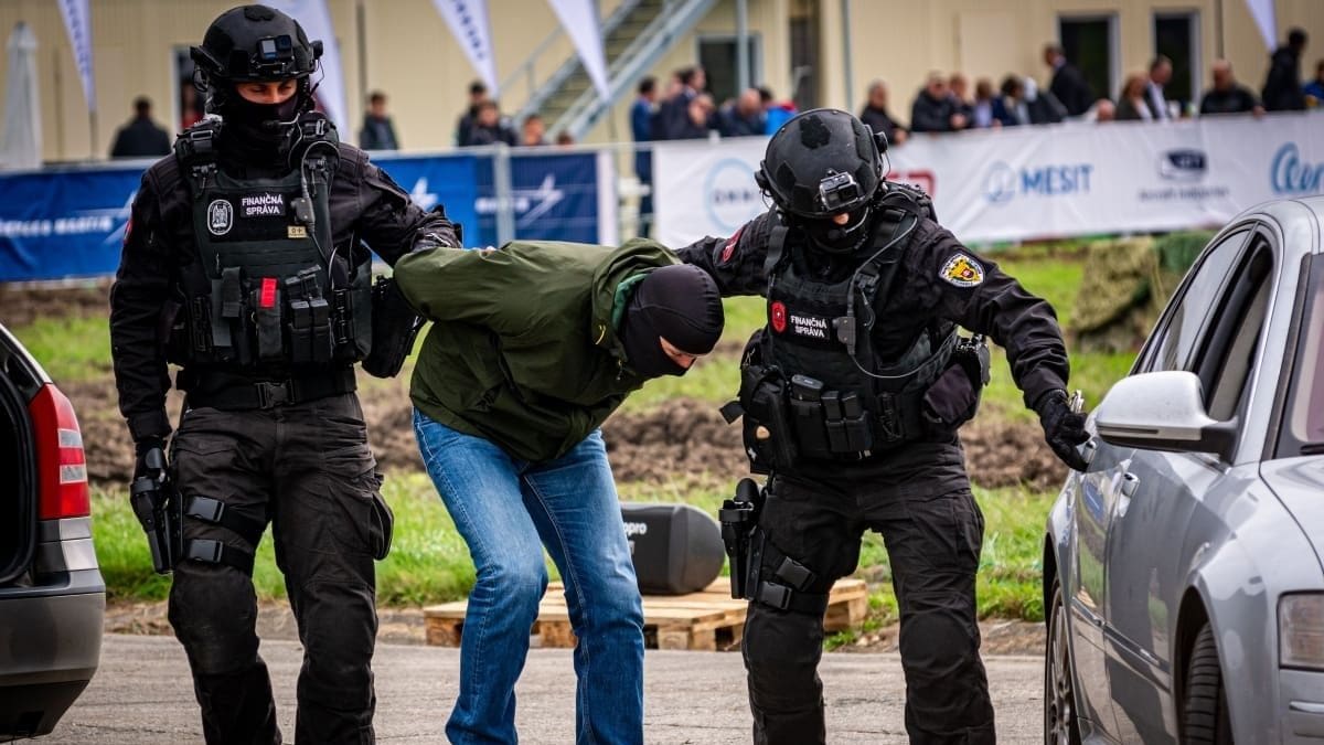 Politie pakt persoon op