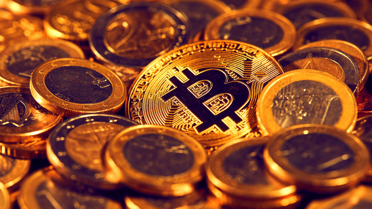 Bitcoin munt omringd met euros