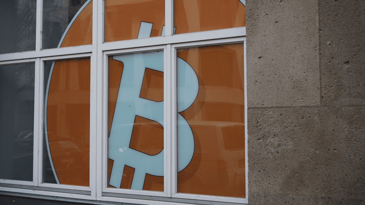 Bitcoin symbool achter tralies