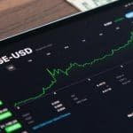 Dogecoin knalt 5% omhoog: vormt nieuw beursfonds het kantelpunt?