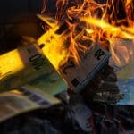 Een aantal euro bankbiljetten staan in brand