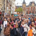 Een afbeelding van Nederlanders en toeristen in Amsterdam op koningsdag 2018