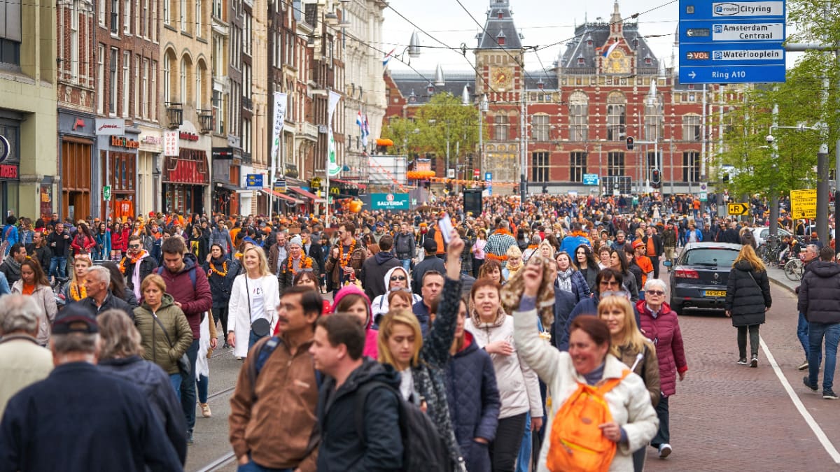 Een afbeelding van Nederlanders en toeristen in Amsterdam op koningsdag 2018