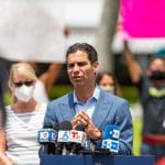 Een afbeelding van burgemeester Francis Suarez, die zijn salaris in bitcoin laat uitbetalen